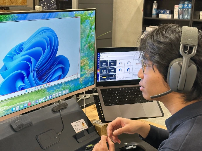 Homme passant un appel support technique