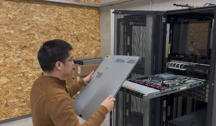 Homme remettant en place un serveur