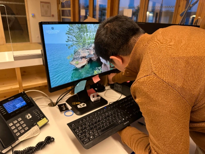 Homme branchant un clavier